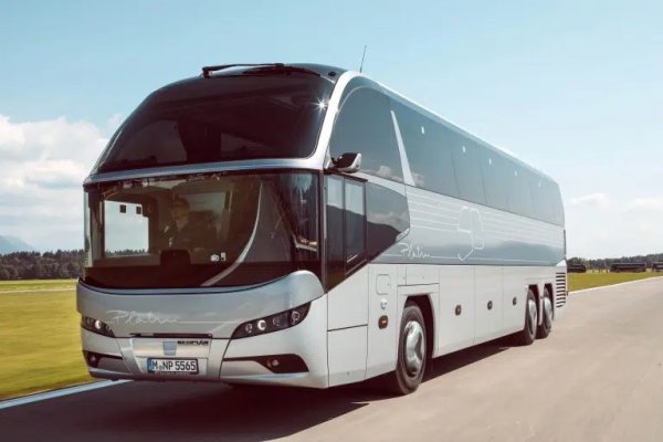 Тук журито на практика редува две награди - International Coach оf the Year, която се връчва за туристически автобуси, и International Bus of the Year, награждаваща градските. Тази година бе ред на туристическите, измежду които експертите избраха новия NEOPLAN Cityliner, произвеждан от дъщерната компания на германския гигант MAN. 
