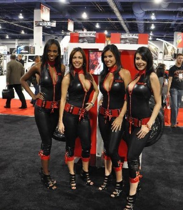 Момичетата на SEMA 2010 