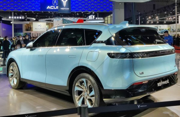 FREE е 7-местен модел, дълъг почти 5 метра. Конструкцията е почти изцяло от алуминий, с двойна вилка отпред и многозвенно окачване отзад. По-добре оборудваните версии имат адаптивно пневматично окачване. 
