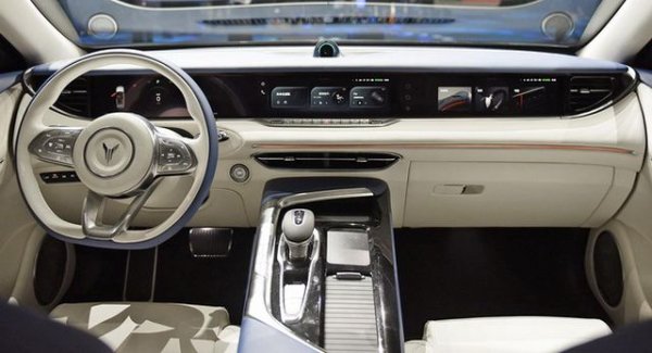 Чисто електрическата версия разполага с два електромотора с обща мощност 680 конски сили и максимален въртящ момент от 1000 Нм. Ускорението 0-100 км/ч отнема 4.6 секунди. Максималната скорост е 200 км/ч. Обхватът с едно зареждане е 500 километра по стария тестов цикъл NEDC. Моделът още не е тестван по новия WLTP. 
Цената на електрическата версия в Китай е 333 600 юана, или около 43 000 евро. 

