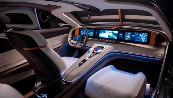 Концептът е с три места, като предната дясна седалка е заменена с "отоманка", на която пътуващият отзад може да се изтегне удобно. 
