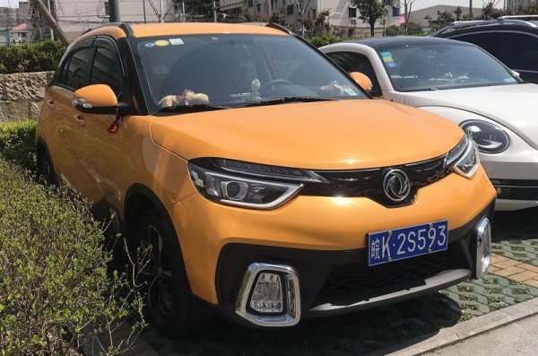 Aeolus е дъщерна компания на Dongfeng за по-достъпни масови автомобили. Aeolus е всъщност името за експорт, а на китайския пазар тя се нарича Fengshen. На снимката е Fengshen AX4. 
