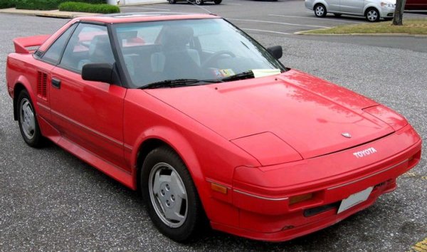 Средномоторният Toyota MR2 е наричан Ferrari за бедни. Между другото, много копия на Ferrari са направени на базата именно на този спортен автомобил. Първото поколение на модела дебютира през 1984 г. и е лесно и забавно за шофиране. Произвежда се до 2007 година.