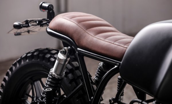 Точно преди да изиграе последния мач в кариерата, Шаби Алонсо разкри в интервю за вестник "Marca" как ще се наслаждана на "пенсионирането" си. "Ще си купя мотоциклет и ще го карам. Няма съмнение. Шосеен мотор – нито най-големият, нито най-малкият.“

Речено, сторено. Малко повече от месец по-късно вече новият треньор на "Реал" получи новия си мотоциклет: впечатляващо BMW R100. Но не просто някакъв модел от шоурума – той беше изработен по поръчка в мадридската работилница Cafe Racer Dreams , разположена между кварталите Тетуан и Валдеаседерас.

Мотоциклетът е базиран на BMW R100 от 1981 година, чиято стойност надхвърля 7000 евро. Но момчето от Сан Себастиан го е модифицирал по свой вкус, придавайки му винтидж вид. Не е изненадващо, след като видяхме страстта му към класическите автомобили. Сред модификациите, направени по R100, са окачването, кормилото, огледалата, предните спирачки, колелата, главните спирачни цилиндри и седалката. Седалката заслужава специално внимание, тъй като е изработена с голямо внимание.

Конструкцията му е извършена от компанията Café Leather Supply и е изработена от кожа, добита от Северна Испания, комбинирана с процес на растително дъбене, използващ естествени танини като акация и мимоза. След това е оформена в град Убрике, в една от най-ексклузивните занаятчийски фабрики в Испания.
