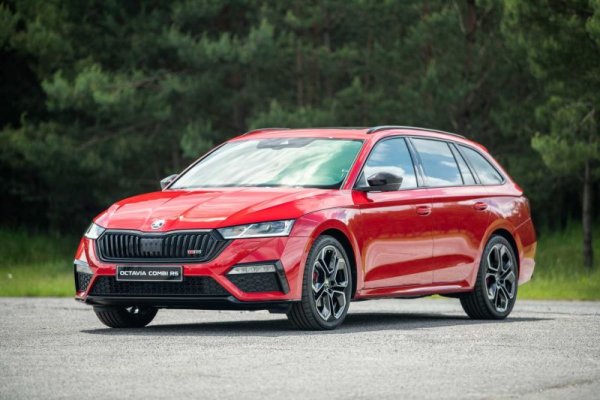 Чешката марка изостава със стотина автомобила от миналогодишния си резултат, но той се дължеше и на една по-голяма корпоративна сделка. Най-продаваният модел очаквано е Octavia, с цели 213 регистрации, но доста са пораснали бройките и при Superb (111) и Scala (110). Нататък следват Kamiq - 96, Kodiaq - 77, Karoq - 61, и Fabia - 54. 
