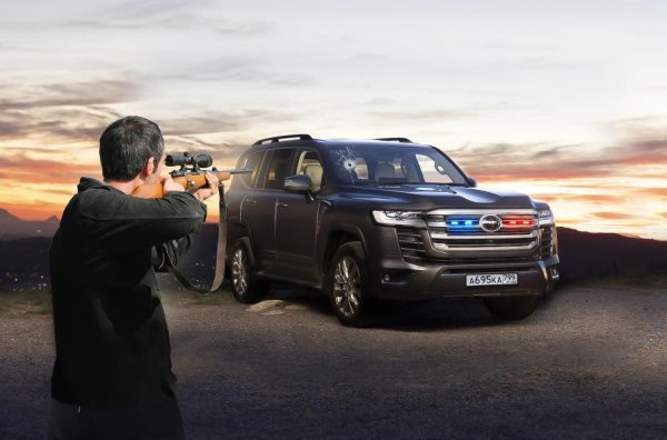 Последното попълнение в групата дойде само преди няколко месеца. Това е бронирана Toyota Land Cruiser 300, над която са работили експертите от компанията Armour Group. Благодарение на тях всъдеходът издържа на нападение с граната, както и на обстрелване с автомат &bdquo;Калашников&ldquo; и снайпер &bdquo;Драгунов&ldquo;. На външен вид разлика със стандартния модел няма, а най-важното е скрито зад дебели стъкла. Има и допълнителна защита на двигателя.