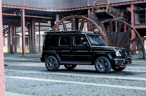 Специално за хората, които се нуждаят от специална защита, ателието Brabus, създаде отделението Invicto, чийто първи проект отново се оказва Gelendevagen. От тунинг-ателието се похвалиха с допълнителна защита, която не отстъпва дори на оригиналната, предлагана от производителя. Доработките са засегнали рамата, окачването и спирачките, като се предлагат две версии &ndash; всъдеходна (Mission) и луксозни (Luxury). Първият се предлага с допълнително осветление и лебедка, а втората се базира на стандартния Brabus 800, при който 4,0-литровият битурбо V8 развива 800 к.с.