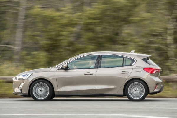 Още един икономичен модел на "синия овал" с познатата от Fiesta "умерено" хибридна система с мощност 155-коня от турбо двигателя 1.0 EcoBoost. Само че при по-големия Focus, средният разход очаквано е малко по-висок - 4,1 л/100 км. След него са бензинови модели от Голф класа като Opel Astra 1.2 Direct Injection Turbo с 4,3л/100 км, както и новият Volkswagen Golf 1.5 eTSI с 4,6 л/100 km.
