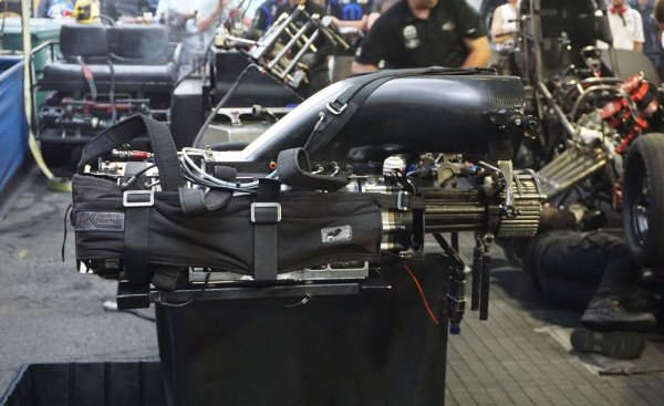 Когато суперчарджърите навлизат в драг рейсинга, те са просто доработени версии на компресорите тип Roots, ползвани от GM в довоенните дизелови двигатели за трактори. Но еволюцията продължава и тук размерите са драстично увеличени. Компресорът ползва 48-сантиметрови лопатки, които нагнетяват почти 9 литра въздух за всяко завъртане! Това е четири пъти над капацитета на обичайния суперчарджър за Hellcat. Лопатките се въртят с 40% по-висока скорост от коляновия вал, и дават 380 килопаскала, или почти 4 атмосфери, налягане. 
