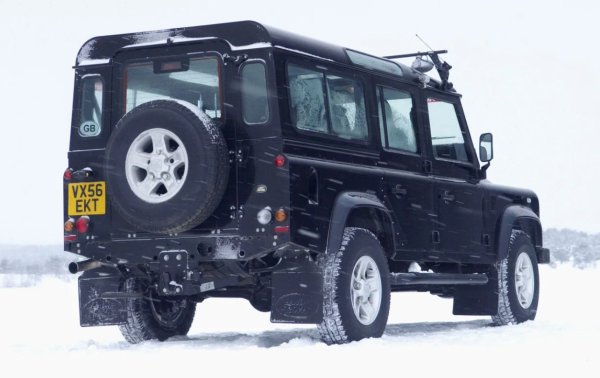 По принцип трансферната кутия страда от не много добро уплътнение. Ако не позволите на водата да влезе вътре, модулът ще надживее както каросерията, така и двигателя. Понякога се появяват течове, но проблемът се решава лесно чрез монтиране на вторични уплътнения и по-качествени лагери.

На Defender обаче беше инсталирана и друга трансферна кутия - марката BorgWarner. Тя има по-сложна конструкция и не е толкова надеждна. За щастие, този кутия се среща много по-рядко.
