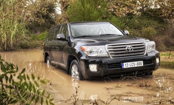 Land Cruiser 200 не е просто SUV, а легенда на автомобилния пазар. Въпреки, че е Toyota, моделът все още имаше някои слаби места - но сред тях не е задвижването на четирите колела. Особено ако се шофира внимателно и не се забравя, че системата за задвижване на всички колела се нуждае от редовна поддръжка.

Какво се случва, ако пренебрегнете това? Така например има луфт в задния кардан след пробег от 100 000 километра, въпреки че при нормална работа животът му е поне двойно по-дълъг. Шлицовете на предния задвижващ вал се износват малко по-бързо от задния задвижващ вал. Ако все пак предпочитате да шофирате активно, тогава е по-добре да се преглеждат карданите веднъж на всеки 5000 километра.
