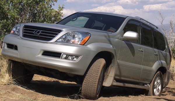 Всички компоненти и възли на GX470 са надеждни. Не само двигателите и скоростни кутии, но и трансмисия за задвижване на всички колела. Верижната раздатъчна кутия на Lexus се отличава със завидна издръжливост, поне по отношение на механичните части. Ето защо, например, течове в уплътненията на скоростната кутия могат да се очакват едва след 200 000 километра.

Приблизително по същото време може да срещнете първите електрически проблеми. И поради не най-издръжливите пластмасови зъбни колела, задвижващият механизъм, който е отговорен за блокирането на централния диференциал, може да се износи.
