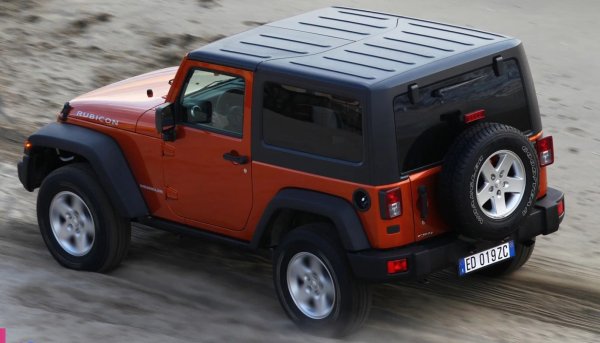 Раздатъчната кутия на Jeep изкарва дълго време, издържайки стотици хиляди километри. Могат да възникнат въпроси само по отношение на задвижванията. Поради конструктивните характеристики на предната скоростна кутия, полуоската е слабо защитена от навлизане на вода и мръсотия вътре. 

Фабричният дефект може да бъде коригиран чрез замяна на неуспешната оригинална втулка с аналог с уплътнение. Тази модификация отдавна се предлага от специализирани сервизи.