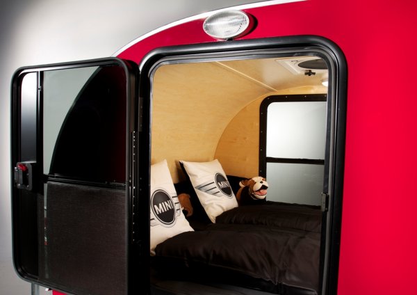 На къмпинг с Mini - луксозна каравана и стилна покривна палатка от Mini 