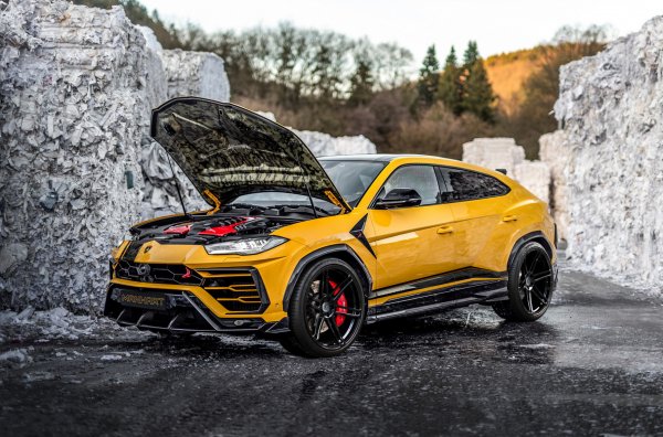 Когато за първи път бе показан през декември 2017 г. Urus нямаше равен сред кросоувърите с ДВГ по отношение на ускорението до 100 км/ч. На първия след дълга пауза всъдеход на Lamborghini му бяха нужни само 3,6 сек за това упражнение. Година след премиерата на заложените заводски 650 к.с. обаче, спецовете от Manhart Performance решиха, че "конете" не са достатъчни. Четирилитровият "осмак" бе подложен на чип-тунинг, сменена бе турбината и изпускателната система. Мощността стана 812 к.с., а въртящият момент - 980 Нм. Скоростната кутия беше "преработена" заради увеличения потенциал на двигателя, оригиналният аеродинамичен комплект на каросерията отстъпи място на части, изработени от композитни материали.