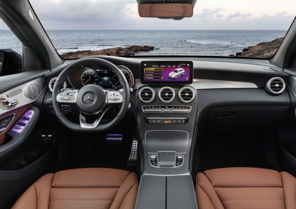 Разбира се, има и по-мощна версия - Mercedes-Benz AMG GLC43, която разчита на 3,0-литров битурбо двигател V6 с 362 к.с. Нейното окачване е настроено от AMG, откъдето са добавили и агресивни елементи по външния вид, както и 21-цолови джанти. Всъдеходът е оборуван със система за предупреждения при опасност от сблъсък, както и система за стабилност при различни условия на пътя.
