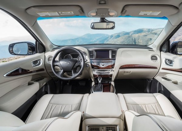 Салонът е пълен с удобства за 7-те пасажера, като предлага 3-зонов климатик с автоматичен контрол на температурата и допълнителен прозрачен покрив над втория и третия ред седалки. Системата INFINITI InTouch е свързана с навигацията и позволява непрекъсната връзка с интернет, независимо от място, на което са намира автомобилът.
