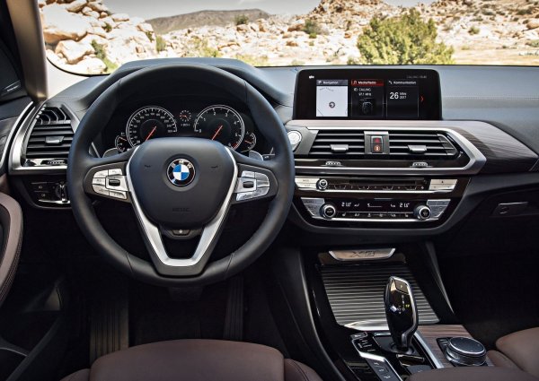 Кросоувърът на BMW е оборудван и с напълно нова мултимедийна система BMW iDrive 6.0, която предлага възможности за свързване със web-сервизите Spotify и Pandora, а също така и адаптивна навигация. X3 предлага багажник с обем 812 литра, които се увеличават до 1775 литра при свалени задни седалки. Има също 360-градусова панорамна камера, която улеснява паркирането, а системата Variable Sport Steering регулира предавателните числа за по-лесно маневриране.
