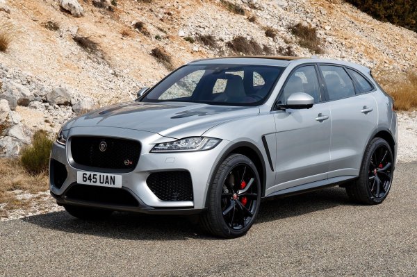 Този автомобил предлага динамичен стил, проверена производителност и безкомпромисен лукс, като всичко това позволява използването му и при тежки условия на пътя. Дизайнът на F-PACE e атрактивен, благодарение на светодиодните фарове, ефектните олекотени джанти и впечатляваща решетка на радиатора.
