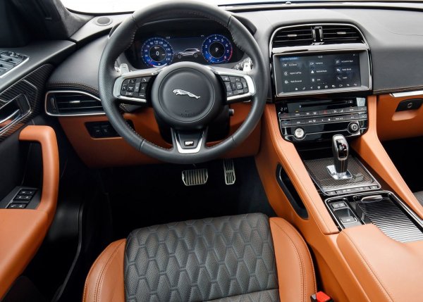 Най-впечатляваща е версията Jaguar F-PACE SVR от 2019 г. с 5,0-литров V8, който развива 550 к.с. и достига максимална скорост от 280 км/ч. Моделът е със система за задвижване 4х4 още в базовия си вариант, като тя е съчетана с програмно оборудване Driveline Dynamics, което подпомага движението, независимо от условията на пътната настилка.
