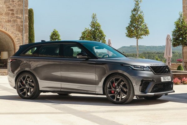 Залагайки на революционна философия на дизайна, Range Rover Velar се отличава с поразителни пропорции и забележителна аеродинамика. В същото време всъдеходът продължава традициите на марката, като предлага забележителна високопроходимост и може да се справи дори с много тежък терен.
