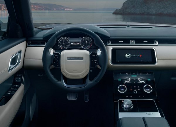 Компанията-производител предлага варианти както с 2,0-литрови мотор с 4 цилиндъра, така и с 3,0-литров V6, съчетан с 8-степенна автоматична скоростна кутия. През миналата година беше представена и лимитираната серия Range Rover Velar SVAutobiography Dynamic Edition. Този автомобил е разработен от подразделението Special Vehicle Operations и се задвижва от 5-литров двигател V8 с 550 к.с. и механичен компресор. Най-мощният Velar ускорява от 0 до 100 км/ч за 4,5 секунди и може да достигне скорост от 274 км/ч.
