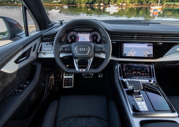 Впечатляващият двигател TFSI V6 осигурява мощност от 329 к.с., а в компанията са се погрижили и за безопасността на пътуващите в автомобила, като са го оборудвали с голям брой системи за безопасност и асистенти на водача. Още в базовия вариант влизат автоматични светодиодни фарове. Всичко това донесе втора поредна награда "Автомобил и шофьор" в класацията "10 Best Mid-Size Luxury Truck & SUV".
