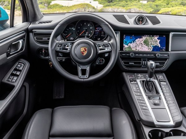 Високи оценки Macan получава и заради впечатляващия си интериор, в който основна роля играят мултимедийната система и 10,9-инчовият сензорен дисплей на технологията Porsche Communication Management (PCM). Автомобилът разполага със система за задвижване на четирите колела Porsche Traction Management (PTM), която работи в комбинация с окачване Porsche Active Suspension Management (PASM). Това прави автомобила не само мощен и бърз, но и много стабилен.
