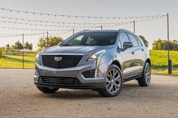 Cadillac XT5, моделна година 2019, може да се похвали не само с външен вид, но и с универсален интериор. За модела се предлагат 20-цолови джанти и осветление на дръжките на вратите. В салона има голям брой елементи, обшити на ръка с естествена кожа,  също така дърво и други скъпи материали. Благодарение на 4G LTE с вградена точка за достъп WiF, пътуващите във всъдехода имат постоянна връзка с интернет. Системата Rainsense автоматично включва чистачките при дъжд.
