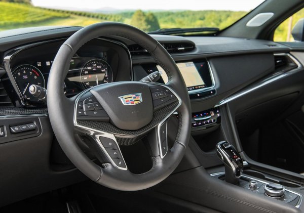 Моделът на Cadillac се предлага както със задно предаване, така и със система за задвижване на четирите колела. Именно втората версия, която разчита и на 3,6-литров V6 с 310 к.с. бе отличена от Националното управление за безопасност на движението (NHTSA) с 5 звезди.
