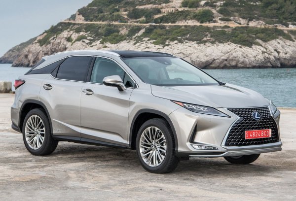 Гамата на модела Lexus RX варира от популярните RX 350 и RX Hybrid до мощните RX F SPORT и универсалните RX L. Клиентите, търсещи удобство и лукс, залагат на версия RX 350, която е оборудвана с V6 двигател с мощност 295 к.с. и 8-степенна автоматична скоростна кутия. Другата възможност е хибридният вариант 450h, при който основна роля отново играе V6 бензиновият мотор. Тук разходът на гориво е 7,84 л/100 км.
