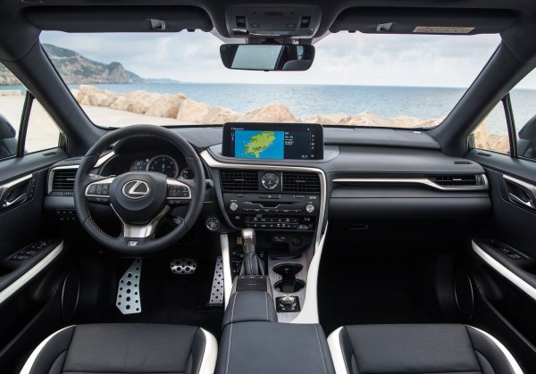 На свой ред, RX F Sport изкачват производителността на по-високо ниво, благодарение на смелия си външен вид, адаптивното окачване и подобрените настройки на трансмисията. При RX L пък има 3 реда седалки, събиращи до 7 пасажери, както и вместителен багажник. Заради всичко това кросоувърът получи и още една награда от Kelley Blue Book - за "Най-добра цена при перепродажба през 2019 г."
