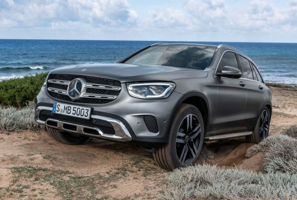 Конкуренцията между луксозните всъдеходи със средни размери никога не е била толкова сериозна.  Mercedes-Benz GLC, моделна година 2020, се предлага с 2,0-литров, 4-цилиндров турбодвигател с 265 к.с. и 9-степенна автоматична скоростна кутия. В оборудването на автомобила влизат приложение за смартфон "Mercedes me", с чиято помощ може да се следят параметрите на автомобила с 4G LTE Wi-Fi, сензорен панел на навигацията с 8,4-инчов дисплей и гласово управление.
