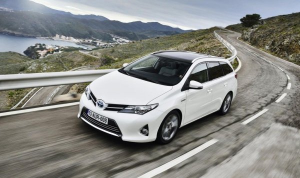 Процент повреди: 19,1%
Среден пробег: 118,000 км

Тук говорим за второто поколение на Auris, с код Е18, което бе представено през втората половина на 2012 и остана в производство до 2019 година. По-дълъг (с цели 5 см), по-широк и малко по-модерно изглеждащ от предшественика си, вторият Auris се намира с доста голям избор от бензинови двигатели (от 1.2 турбо до 1.8), с цели три дизелови агрегата и като хибрид с 1.8-литров мотор. Проблемите тук са рядкост, освен при дизелите, при което има доста доклади за повредени турбокомпресори. Единствените по-сериозни сервизни акции бяха за подмяна на охладителите на системата за рециркулация на газовете и на горивни помпи - и двата дефекта с потенциала да предизвикат пожар. 
