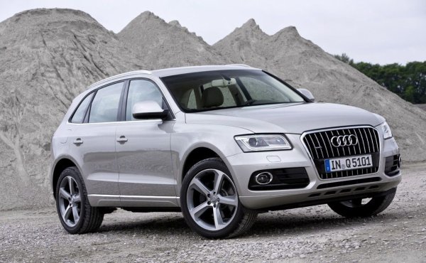 Процент повреди: 17,4%
Среден пробег: 157,000 км

Първото поколение на Q5 (с код Typ 8R) се произвеждаше цели девет години, до 2017, а тук говорим за фейслифта, който се продаваше след 2012. Окачването е единствената област, в която 10-годишните Q5 не са в зелената зона. Имаше голяма сервизна акция през 2011 за подмяна на панорамни покриви. При някои модели от 2008-2010 са докладвани течове от охладителната система. 
