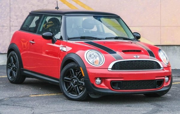 Процент повреди: 17,3%
Среден пробег: 103,000 км

Тук говорим за финалните години на второто поколение (R56/57). Проблемите идват най-вече от 1.6-литровия бензинов мотор Prince, разработен съвместно с Peugeot, както и от различни електрически компоненти (радио, вътрешно осветление и пр.). Имаше и сервизна акция заради дефектна водна помпа. 
През 2014 на пазара се появи третата генерация (F54&ndash;F57). Тук трябва да се внимава с трицилиндровите двигатели, които в първите производствени серии имаха твърде слаби лагери на коляновия вал.
