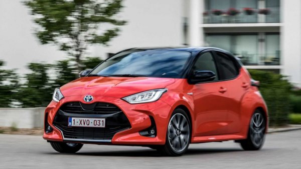 Новата Toyota Yaris в момента е най-добрата по отношение емисиите на CO2. С новата хибридна система, базирана на 1,5-литров бензинов двигател (92 к.с.) и електромотор (80 к.с.). Този вариант със сумарна мощност от 116 к.с. отделя само 73 грама CO2 на километър по NEDC.