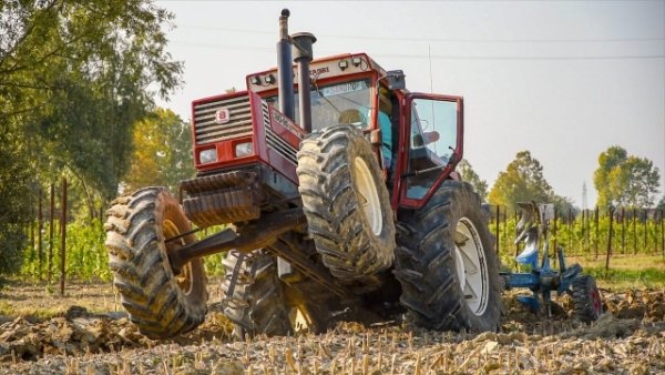Във всеки случай, има много автомобилни марки, които в своята история са се впуснали в сектора на тракторите. Дори сред онези универсални производители, които са се състезавали (и печелили) в най-различните дисциплини на моторния спорт. Примери са Fоrd и Renault, които също имат селскостопанки машини. И разбира се, Fiat , който започва още в края на 1910 г. с производството на трактори. Днес марката Fiat Agri е сменена от  New Holland, един от флагманите на CNH Industrial.
