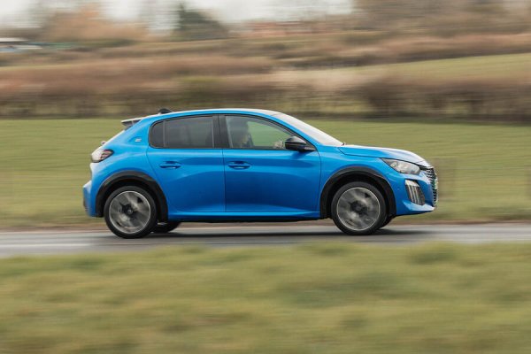 Ценови диапазон: 4000 - 21 000 лири.

Стилен градски автомобил с модерен интериор, но има един важен детайл - 1.2 PureTech има "мокър" ремък преди фейслифта, като харчи масло.

От Autocar подчертават, че редовната смяна на смазочния материал е много важна. При хибридната модификация 1.2 MHEV моторът вече има верига. Преди покупка е задължително да се провери пълната история на обслужване.
