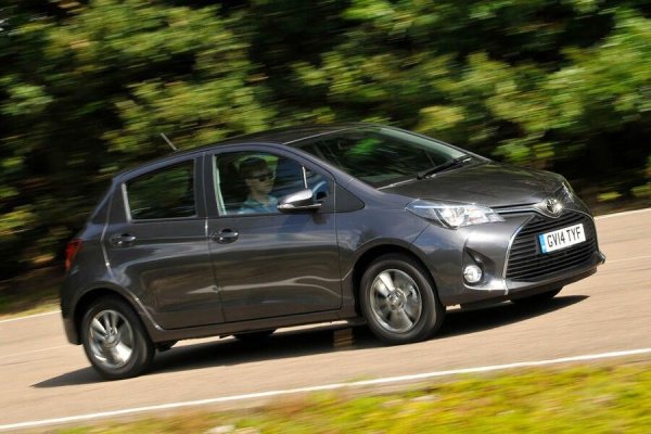 Ценови диапазон: 2000 - 15 000 лири.

Най-неемоционалният, но най-издръжливият автомобил в селекцията. Yaris обаче е символ на надеждност, като хибридните версии са много икономични и това ги прави особено привлекателни.

Слабото им място е скоростната кутия CVT, която става шумен след голям пробег. Въпреки това Yaris си остава едно от най-добрите предложения на пазара на употребявани автомобили.
