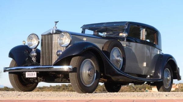 Представен през 1929 г. като заместител на оригиналния Phantom, Phantom II включва итеративни механични подобрения, както и промени в стила. През 20-те години се появяват редица забележителни конкуренти като Daimler и Lanchester и така Хенри Ройс проектира автомобила специално, за да утвърди отново мястото на компанията начело в областта на луксозните автомобили. Това означава, че ревизираната версия на 7,7-литровия шестцилиндров двигател, осигуряващ 122 конски сили, е стандартна, а преработеното шаси позволява на колата да седи по-ниско от преди, което я отличава визуално от конкуренцията.

По време на производствения цикъл са направени малко под 1700 екземпляра от автомобила, като различни одобрени фирми за модификации осигуряват индивидуално проектирана каросерия според спецификациите на всеки собственик. 

Произведен е и по-мощен вариант Continental, като около 281 екземпляра са напуснали завода. Мнозина смятат Phantom II за най-добре изглеждащия модел на Rolls-Royce от преди Втората световна война, въпреки че Phantom III предлага модернизиран двигател и повече технологии, но няма същия силует на предшественика си.
