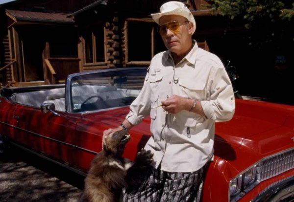 "По-бързо, по-бързо, по-бързо, докато възбудата от скоростта надвие страха от смъртта"
- Хънтър С. Томпсън