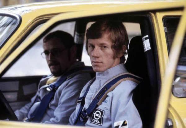 "Добрите пилоти имат умрели мухи по страничните стъкла"
- Валтер Рьол
