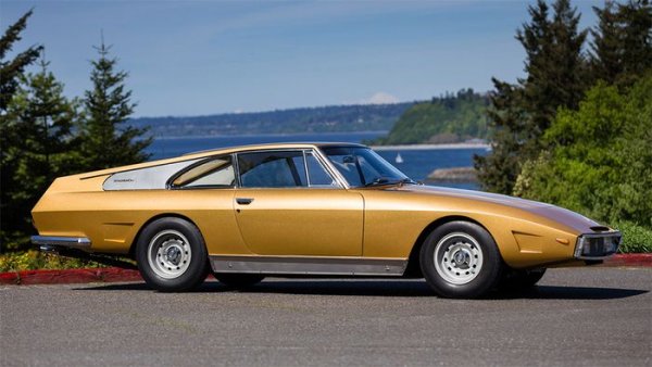 Създаден от бившия пилот от Формула 1 Пиеро Дрого и неговата фирма Carrozzeria Sports Car, 330 GT Navarro несъмнено прави впечатление с нестандартния си дизайн. Моделът се отличава предимно с удължените задни странични панели и преден капак, заради които и се възприема неособено положително от привържениците на марката.