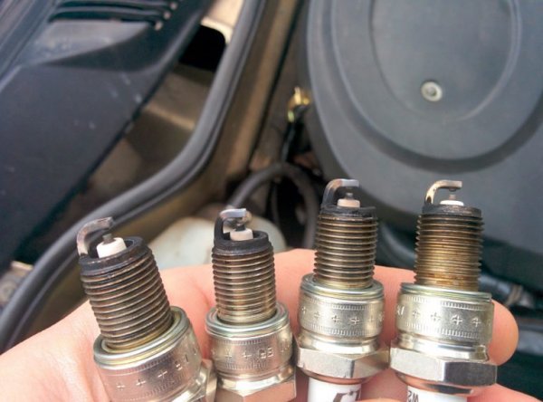 Шансът всички свещи за запалване да излязат от строя едновременно е почти нулев. Но пък ако те а покрити с въглеродни отлагания или са пълни с бензин, двигателя няма да стартира. Възможно е също да има изтичане на високо напрежение от върховете на свещите и от проводниците с високо напрежение. Може също така веригите за управление на бобината за запалване да са повредени (понякога нова се случва, ако алармата е поставяна допълнително и монтажистът, която я слага, просто блокира тези вериги).

Методът за проверка е много прост: свещта се развива, на нея се поставя парче тел и се поставя на капака на клапана. Завърта се стартера и ако свещта работи ще се види ясна искра. Лошото в случая е, че при много двигатели развиването на свещта е труда задача, която изисква специален инструмент. В някои случаи за да се стигне до свещите, трябва дори да се премахне смукателни колектор.