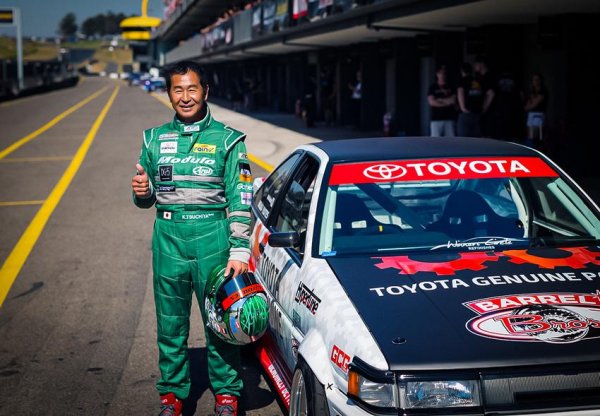 Запомнете този обаятелен чичко, на име Кейити Цутия (може да го срещнете и като Цучия, но така е правилно). Той е известен като The Drift King ("Кралят на дрифта") и&hellip; като рибаря от филма "Токио дрифт". Цутия е не само най-голямата легенда в дрифта, но и сериозен състезател на писта.