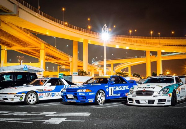 Паркингът Дайкоку се намира в на пристанището на град Йокохама, като това е едно от култовите места за феновете на японския тунинг. Впрочем, тук могат да се видят не само спортни коли от местни марки, но и екзотични европейски машини.