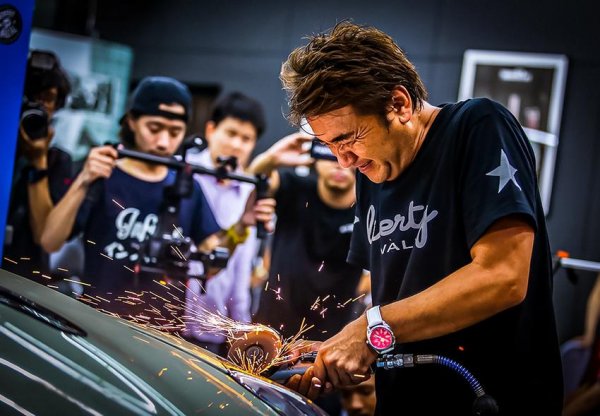 Тунинг-ателието Liberty Walk и неговият основател Уатару Като заслужават да бъдат отбелязани отделно. Особено, след като екипът на фирата заедно с колегите си от компанията Fat Five Racing на знаменития дрифтър Дайго Сато направиха Lamborghini Murcielago за каране с вратите наред.