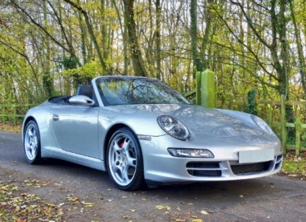 В случая става дума за версията, при която задно разположеният двигател е с въздушно охлаждане. Такива автомобили се произвеждат до 1998 г. и именно те се радват на огромен интерес от страна на колекционерите.