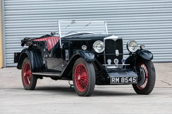 Колата от 1933 г. е рядък и безупречен екземпляр от един от най-уважаваните модели на марката отпреди войната, произведен в ограничен тираж. Има богата история и подобрения през периода, включително четиристепенна скоростна кутия. Купена е от Хамънд през 2019 г. Приблизителната стойност е 18 000-24 000 паунда
